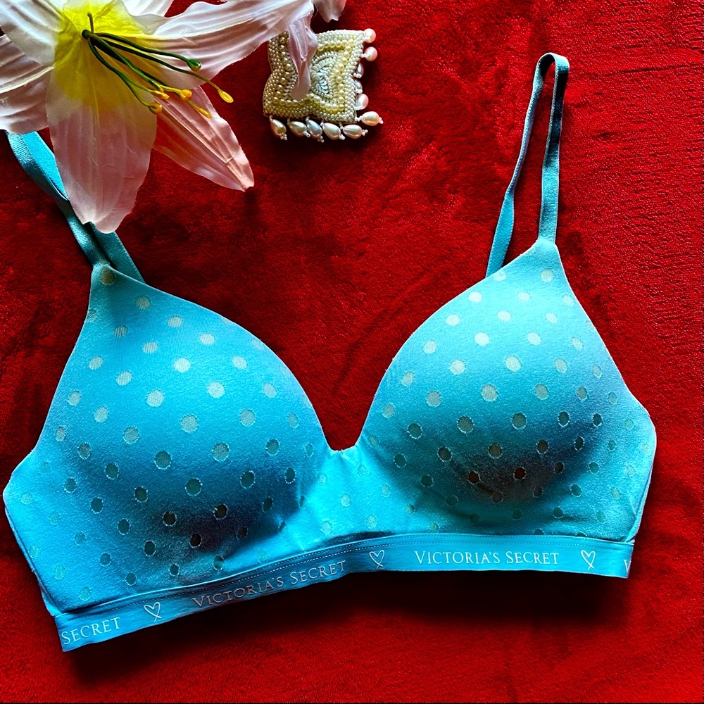 Victoria’s Secret Lightly Lined Wireless Tee shirt Bra